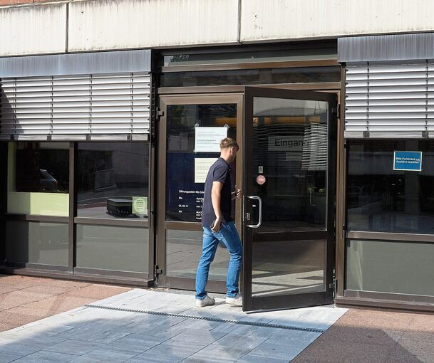 Am Eingang zur Kfz-Zulassungsstelle in Ludwigsburg wird darauf hingewiesen, dass mit langen Wartezeiten zu rechnen ist. Foto: Andreas Becker