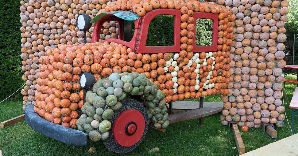Im Blühenden Barock laufen die Vorbereitungen für die Kürbisausstellung: Dort entstehen Kunstwerke wie ein Feuerwehrauto mit Blaulicht. Fotos: Andreas Becker