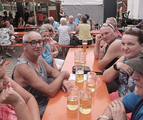 Die Feuerwehr war Gastgeber: Die einen mussten arbeiten und die anderen feierten. Foto: Alfred Drossel