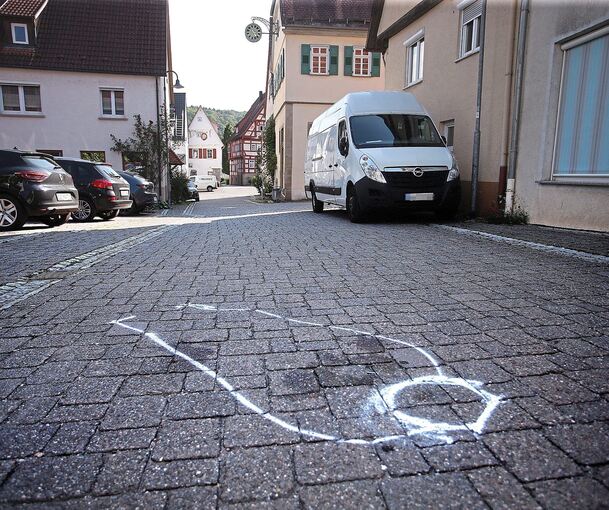 Hier in der Rathausstraße wurde die Frau von Passanten gefunden. Sie starb vor Ort. Foto: Alfred Drossel