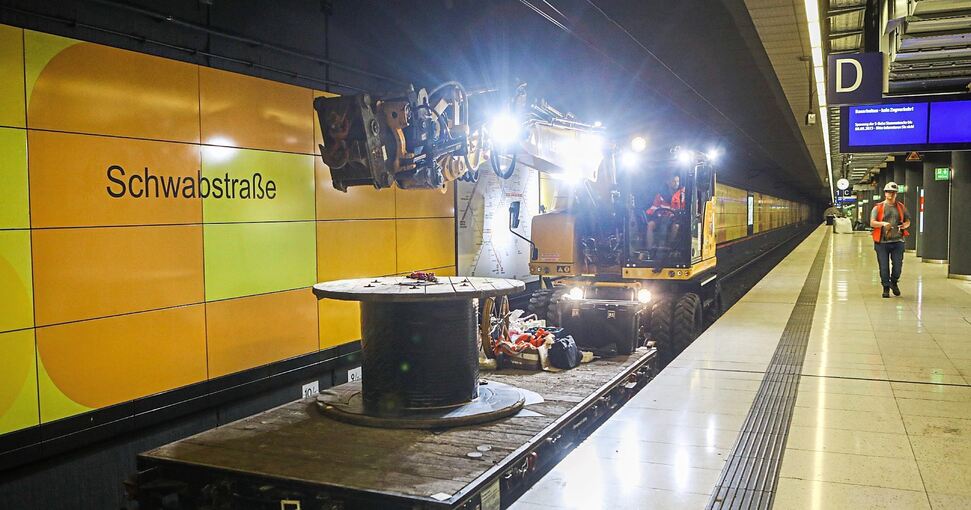 Mit dem Zweiwegebagger wird eine der insgesamt rund 200 Kabeltrommeln vom Nordbahnhof aus in den Tunnel gebracht. Fotos: Ramona Theiss