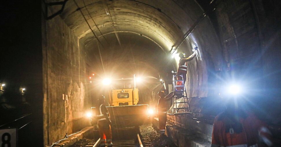 Hier werden gerade neue Sicherheitsleuchten an die Tunnelwand montiert.
