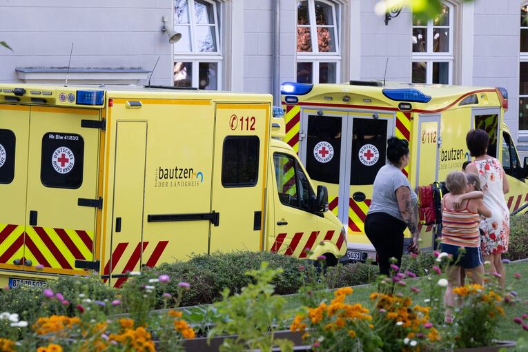 Ein Großaufgebot an Rettungskräften war in Bischofswerda im Einsatz. Foto: Sebastian Kahnert/dpa