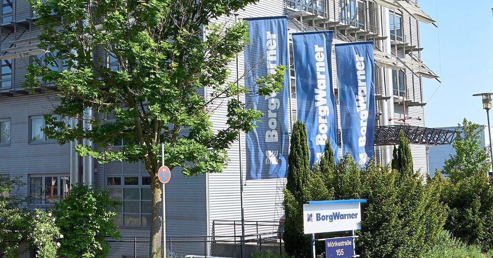 Fahnen mit dem Firmennamen am Ludwigsburger BorgWarner-Werk, das bis Ende 2024 geschlossen werden soll.