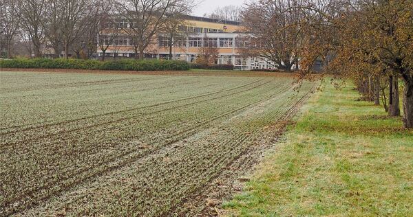 „Schulcampus Ost“ in Kornwestheim: Auf der freien Fläche soll der Erweiterungsbau entstehen. Im Hintergrund ist die Theodor-Heuss-Realschule zu sehen.