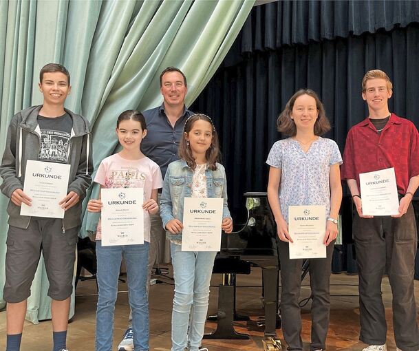 Yann Fröbel, Miriam Reich, Amira Iqbal, Sarah Bäuerle und Johannes Larsson (von links) bekommen die Förderung, Benjamin Walker war bei der Überreichung der entsprechenden Urkunden dabei. Foto: Musikschule
