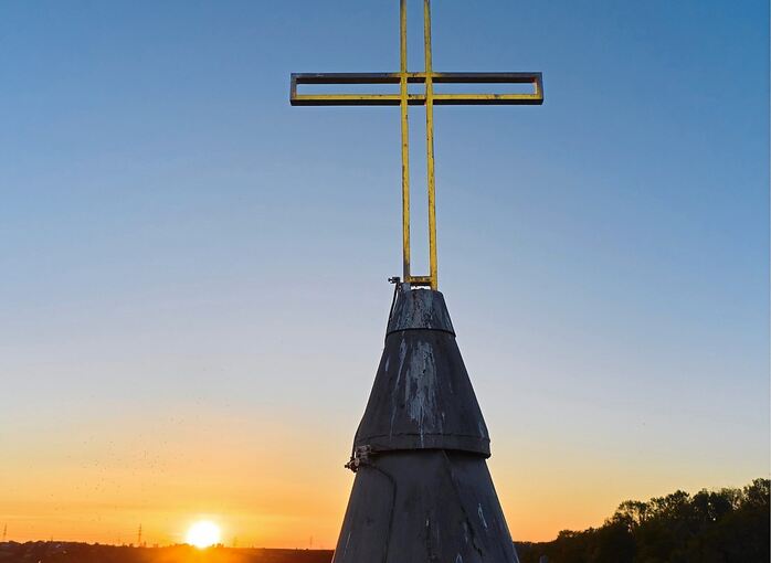 Die Turmspitze der Hochberger Schlosskirche bei Sonnenuntergang. Ein in dem Gotteshaus veranstaltetes Kindermusical sorgt für Ärger bei einem Besucher.