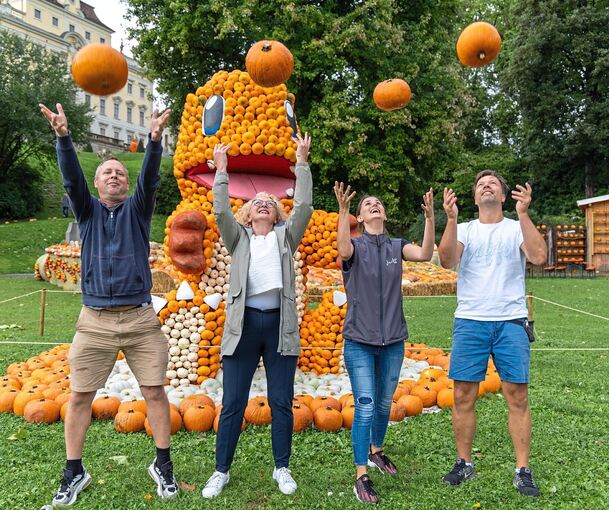 Das Jonglieren mit den Kürbissen darf nicht fehlen. Das Bild zeigt von links Stefan Hinner, Petra Herrling, Alisa Käfer und Jens Eisenmann. Foto: Andreas Essig