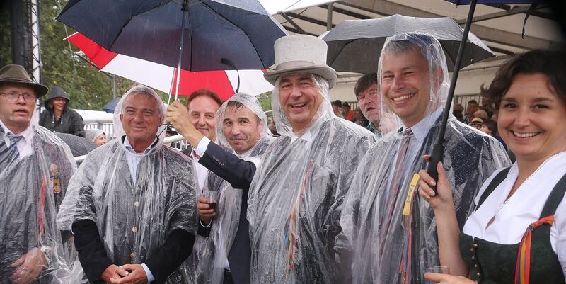 Coole Outfits: Innenminister Thomas Strobl (zweiter von links), Landrat Dietmar Allgaier (mit Hut) und Steffen Bilder (zweiter von rechts).