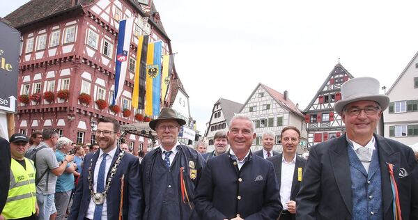 Bürgermeister Jens Hübner (links) mit seinen Gästen.