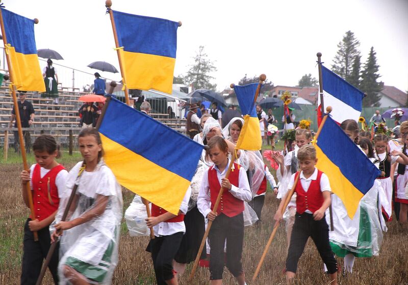 Der Festzug zieht aufs Stoppelfeld.