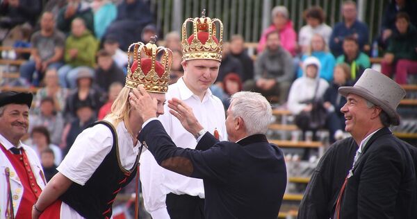 Thomas Strobl krönt die Königin Nadine Mezger.