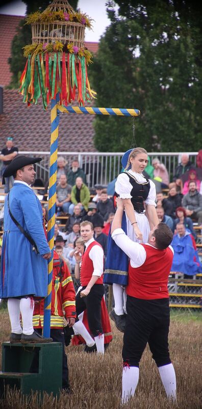 Ein Tanzpaar beim Hahnentanz.