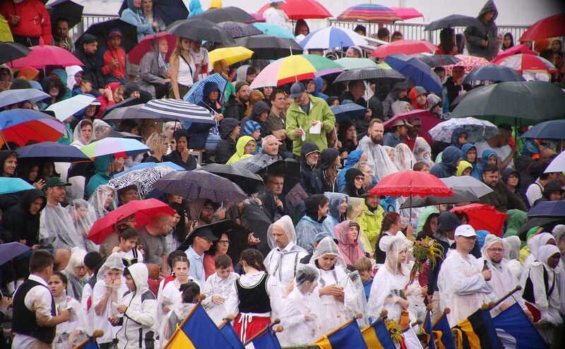 Die Gäste sind auf das Wetter vorbereitet.