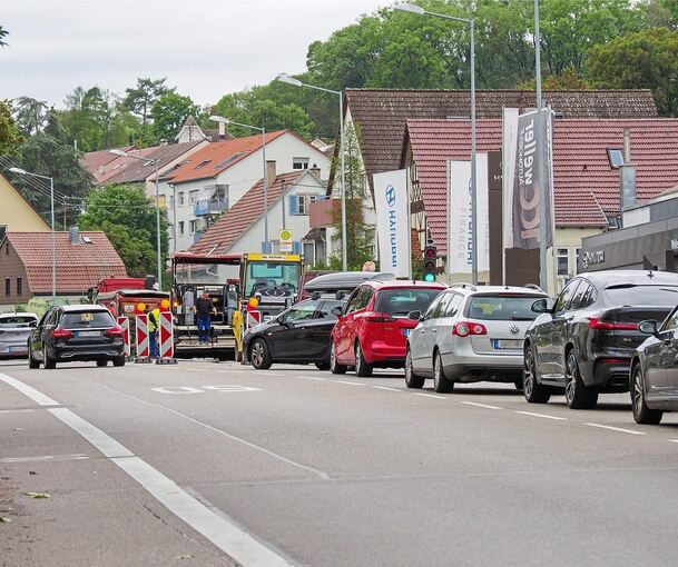 In der Marbacher Straße in Ludwigsburg wird im Bereich von zwei Bushaltestellen gearbeitet. Foto: Holm Wolschendorf