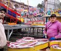 Die Aufbauteams haben auf dem Festplatz noch viel zu tun. Fotos: Alfred Drossel