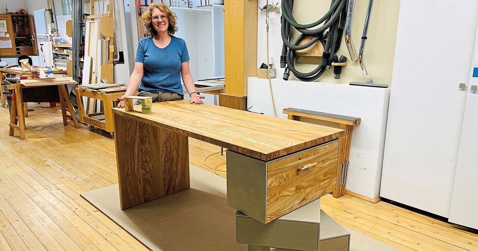 Michaela Springer mit ihrem Schreibtisch. Foto: Stadt Ludwigsburg