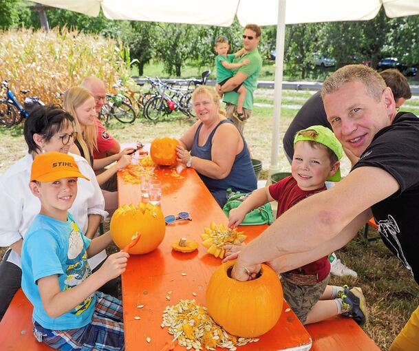 Beim Kelterfest wird das Kürbisschnitzen auch in diesem Jahr wieder eines der Highlights sein – für Kinder, aber auch besonders für Väter. Archivfoto: Holm Wolschendorf