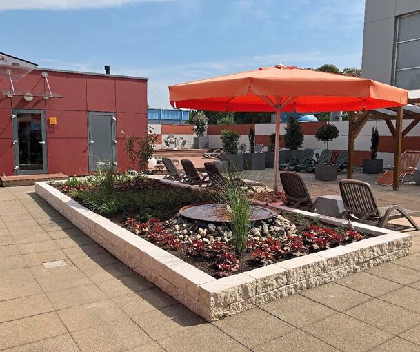 Kräuter für die Aufgüsse kommen teilweise vom neu angelegten Beet auf der Terrasse. Foto: Stadtwerke/p