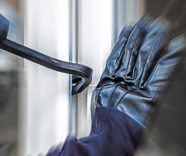 Oft hebeln Einbrecher Terrassentüren oder Fenster auf.