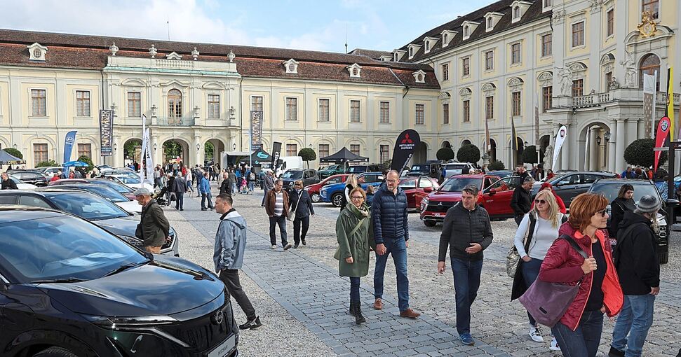 Blick auf die Ludwigsburger Automesse, die 2022 erstmals in den historischen Schlosshöfen stattfand. Foto: Wolfgang List