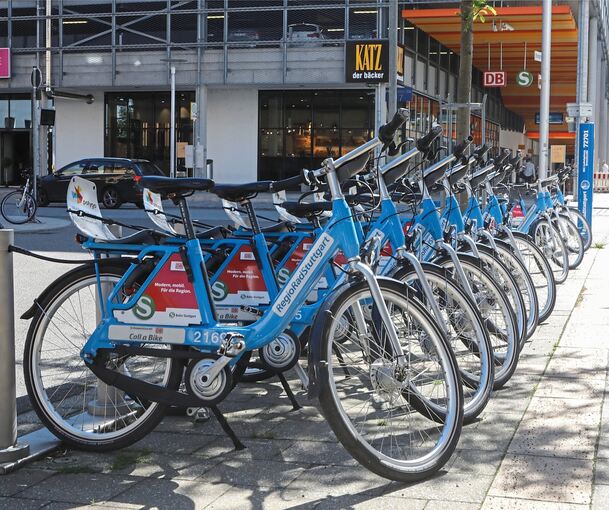 Regiorad hat zum Beispiel an Bahnhöfen Räder zur Verfügung gestellt. Doch das Verleihsystem kam nicht richtig in die Gänge, zahlreiche beteiligte Kommunen stiegen aus.