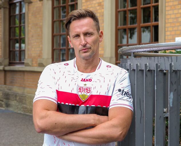 Thomas Melchior vor der Musikhalle in Ludwigsburg. Den Namen des Wettanbieters auf dem Trikot des VfB Stuttgart hat er aus Protest überklebt. Foto: Holm Wolschendorf