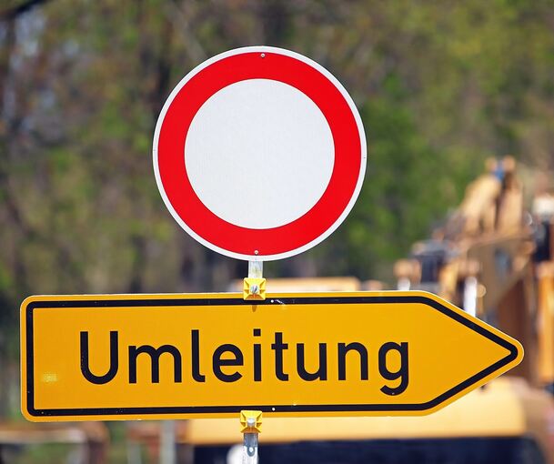 Solange der Mini-Kreisel gebaut wird, gibt es eine Umleitung in Kleinsachsenheim.