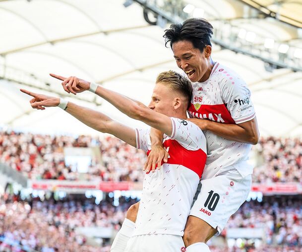 Der Beginn des Fußballfests: Chris Führich (l) jubelt nach seinem Tor zum 1:0 mit Woo-yeong Jeong (r). Foto: Tom Weller/dpa