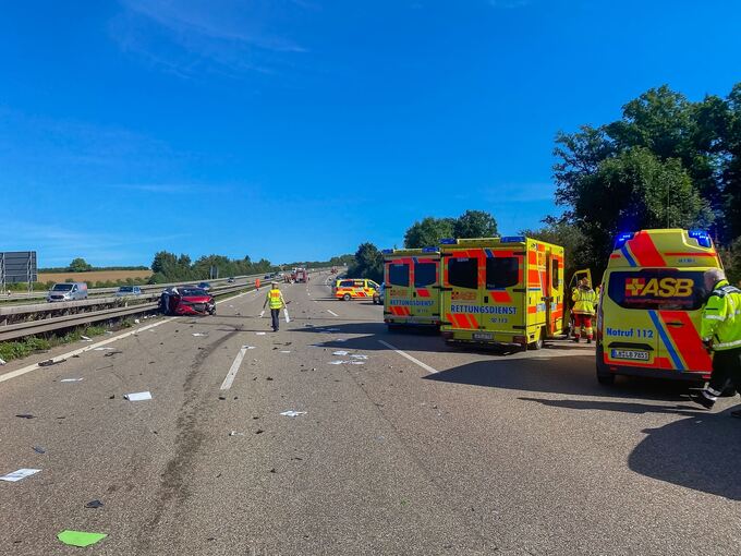 Nach dem Unfall auf der A81 waren mehrere Rettungswagen im Einsatz, Foto: KS-Images.de/C.Mandu