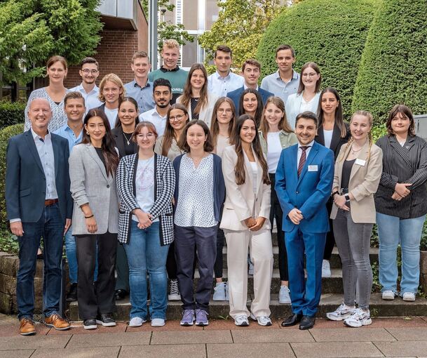 Dezernent Andreas Eschbach (vorne links) und Ausbildungsleiter Georgios Sidiropoulos (vorne, 3.v.r.) begrüßen die neuen Auszubildenden. Foto: Landratsamt/p