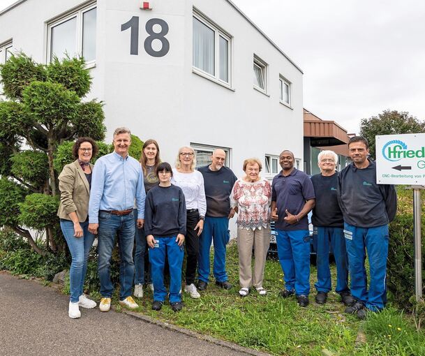 Gruppenbild vor dem Asperger Firmengebäude: (von links) Ulrike Friedrich, Gerald Friedrich, Antonia Friedrich, Mirjam Schwarz, Petra Springer, Joachim Zeh, Gisela Friedrich, Anthony Ojimma, Uwe Neumann, Michele Scacchetti. Foto: Andreas Essig