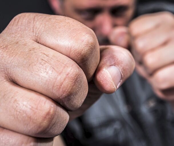 Warum es in der Bietigheimer Innenstadt zu den Handgreiflichkeiten kam, ist der Polizei bisher nicht bekannt. Symbolbild: Rainer Fuhrmann/stock.adobe.com