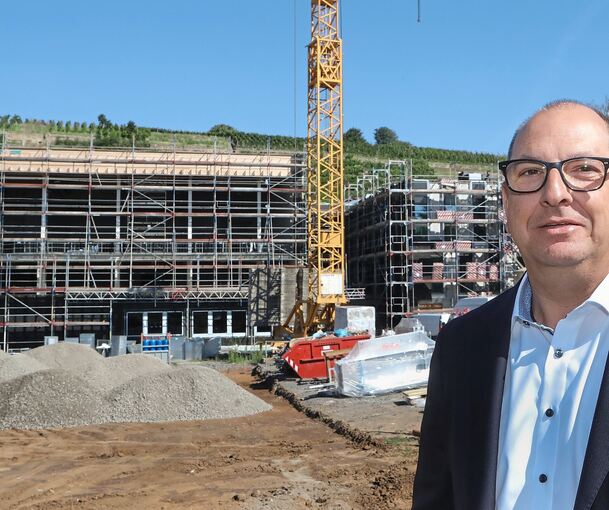 Bürgermeister Uwe Seibold vor dem größten Bauprojekt der Gemeinde Kirchheim: der neuen Gemeindehalle, die bis März fertig sein soll. Foto: Ramona Theiss