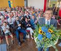 Ein voller Saal applaudiert Siegfried Menner. Foto: Holm Wolschendorf