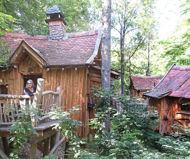 Schlafen unterm Blätterdach: Eine Nacht lang war das Baumhaus „Kuckucksnest“ im Natur-Resort Tripsdrill das Zuhause von Redakteurin Andrea Nicht-Roth. Innen ähneln die Baumhäuser einer großen Berghütte. Fotos: Alfred Drossel