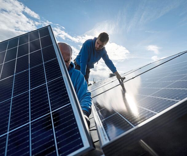 Für eine Photovoltaik-Anlage auf dem Dach gibt es im Kreis Ludwigsburg gute Voraussetzungen. Foto: Marijan Murat/dpa