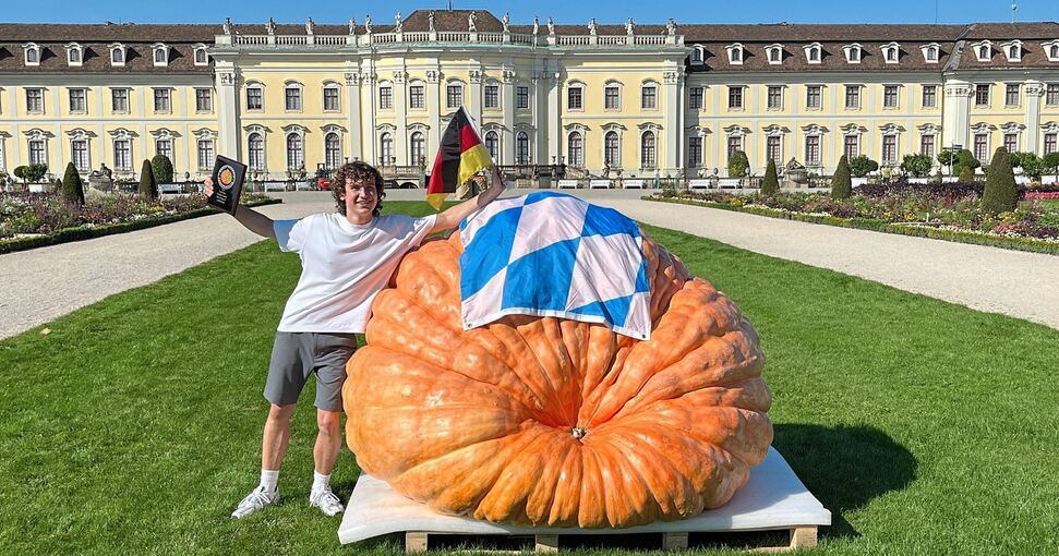 Luca Stöckl aus Bayern mit seinem Sensationskürbis. Foto: privat