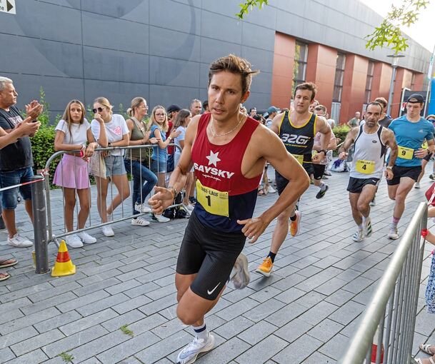 Anstrengend und schweißtreibend ist der 1861-Lauf in Marbach. Zuschauer feuern die Läufer entlang der Strecke an. Fotos: Andreas Essig