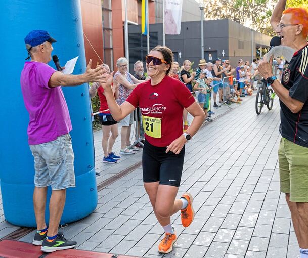 Geschafft. Im Ziel wird mit einem Lächeln im Gesicht abgeklatscht.