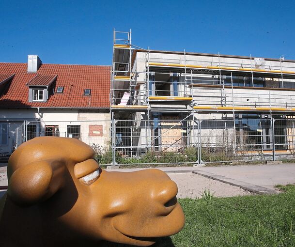 Noch steht das Gerüst an dem Neubau, doch zu Beginn des nächsten Jahres soll alles fertig sein. Foto: Alfred Drossel