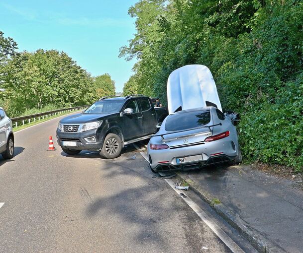 Ein Pick-up und ein Sportwagen wurden bei dem Unfall stark beschädigt. Foto: KS-Images.de/Andreas Rometsch