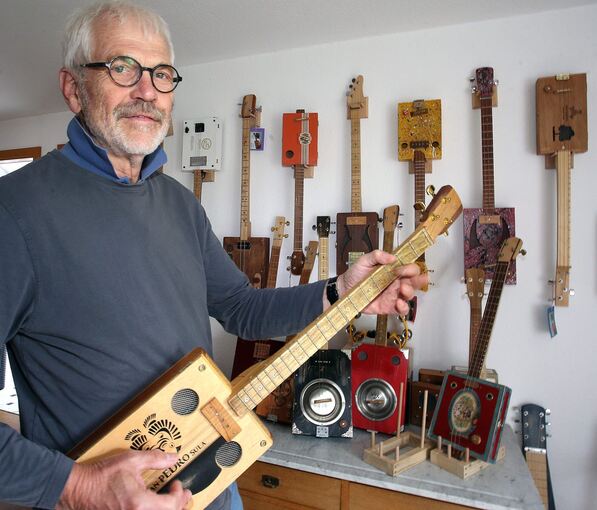 Außergewöhnliches Hobby: Roland Anger mit einem Teil seiner selbst gemachten Cigarbox-Guitars.Foto: Alfred Drossel