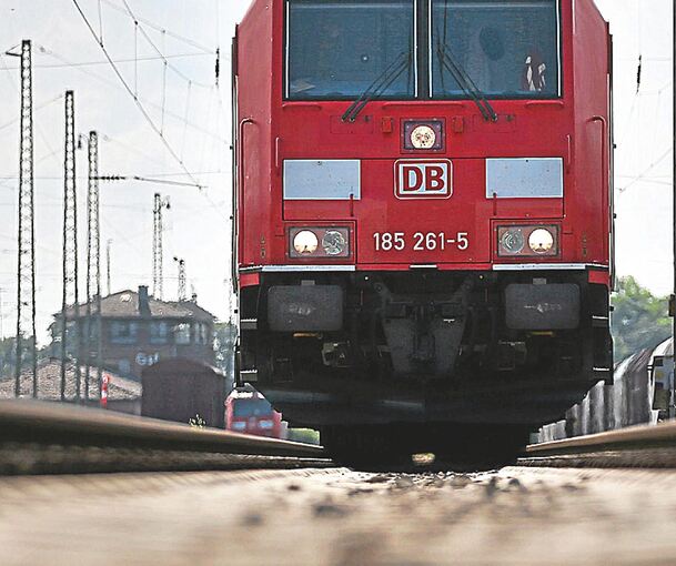 Spürbar lauter sind Güterzüge, wenn sie etwa über Weichen fahren oder Signale beim Kreuzen von Straßen ausstoßen.