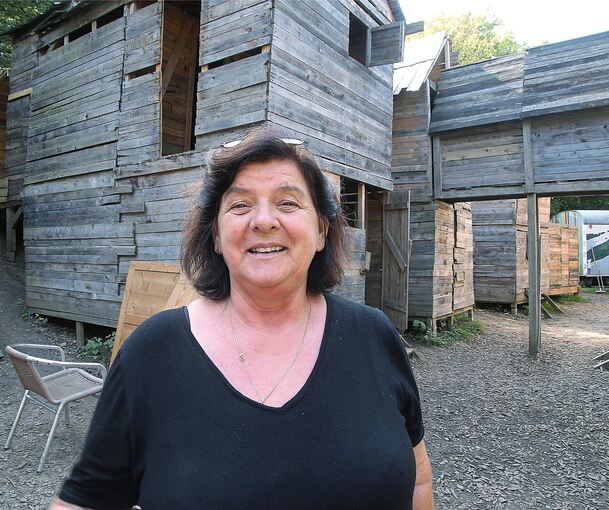 Karin Wagner vor ihren „Hüttenwerken“ auf dem Bietigheimer Robinson-Spielplatz.Foto: Alfred Drossel