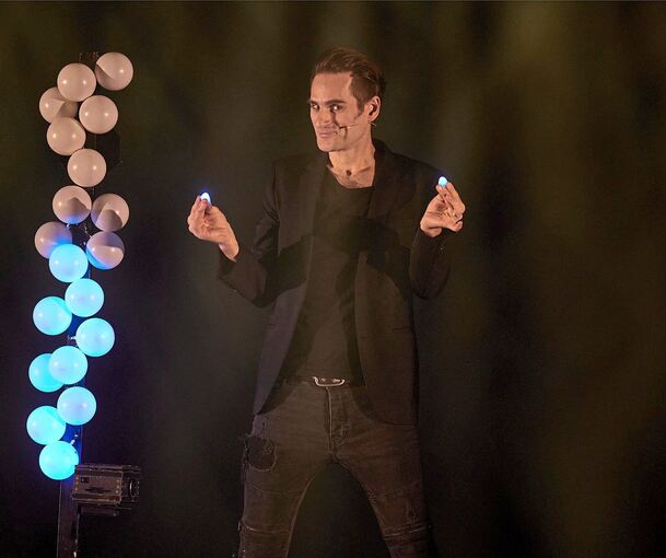 Julius Frack zaubert mit blauen Lichtern. Foto: Alexandra Klein/p