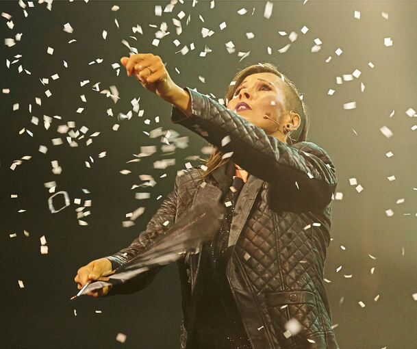 Elizabeth Best lässt Papierfetzen wie Schnee durch die Luft wirbeln. Foto: Alexandra Klein/p