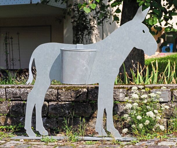 Ein Esel aus Metall erinnert in Lembach an seinen fleißigen Artgenossen. Foto: Holm Wolschendorf