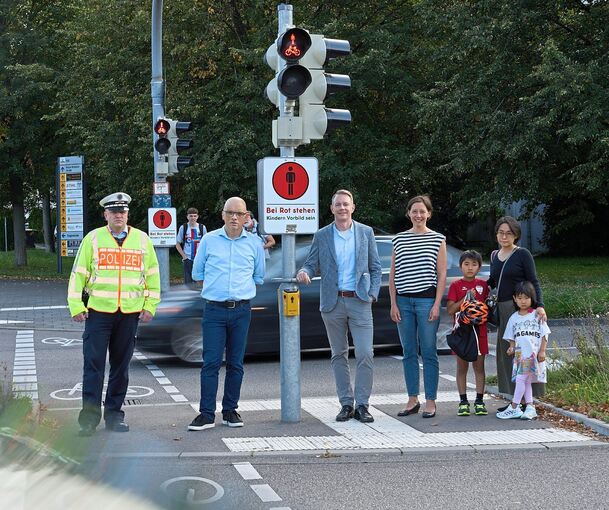 Härtetest auf der Mittelinsel am Fußgängerüberweg: Polizeihauptkommissar Hannes Probst (links), Bürgermeister Sebastian Mannl (3.v.l.) sowie die Eltern (v.l.) Dominik Hoffmann, Eva Danner und Chikako Inoue mit ihren Kindern. Foto: Andreas Becker