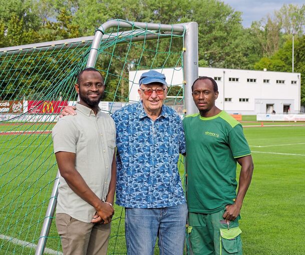 Wie ein Vater kümmert sich Sigfried Eisebraun um Alhagi Jarju (links) und Ebrima Suware. Foto: Holm Wolschendorf